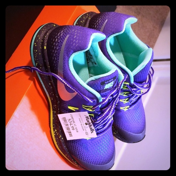 Gym shoes - Picture 1 of 2